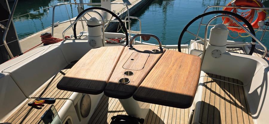 Bañera y mesa de teca Moon Jeanneau Sun Odyssey 39i