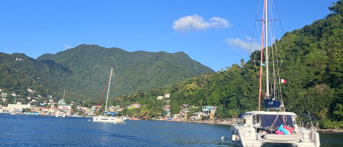 Catamarán fondeado en la bahía junto al pueblo, expedición Guadalupe MR. BOAT